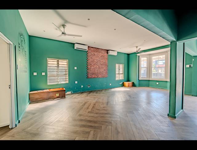 200M² OFFICE FOR SALE IN ESSENWOOD